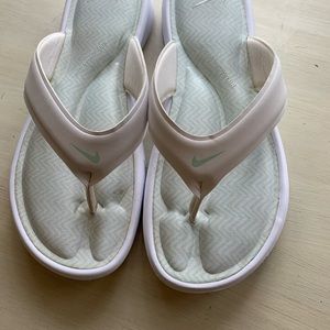 Nike Memory Foam Flip Flops Size 10 White and Mint Green.